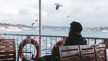 韩国爆发反以色列游行：民众排队向内塔尼亚胡海报扔鞋