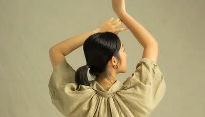 男子爬上泰山“五岳独尊”石刻拍照，景区：将核查其身份进行处理