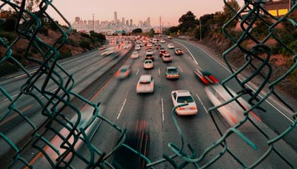 男子爬上泰山“五岳独尊”石刻拍照，景区：将核查其身份进行处理