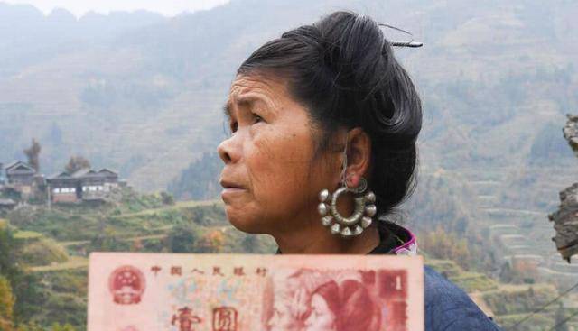 曾被印在第4套人民币上的少数民族女子，现如今怎么样？