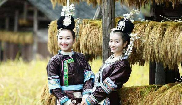 她是寨里“一枝花”，16岁被印上人民币，她们如今过得怎么样