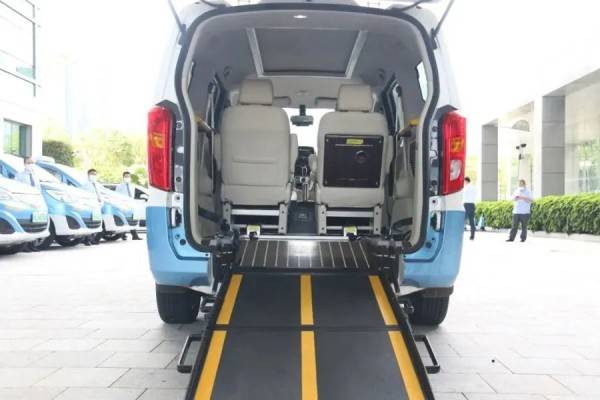 上海阿姨心里苦：我老公无法站立，还被无情拒绝！本市街头已有200辆，但预约难、门槛高