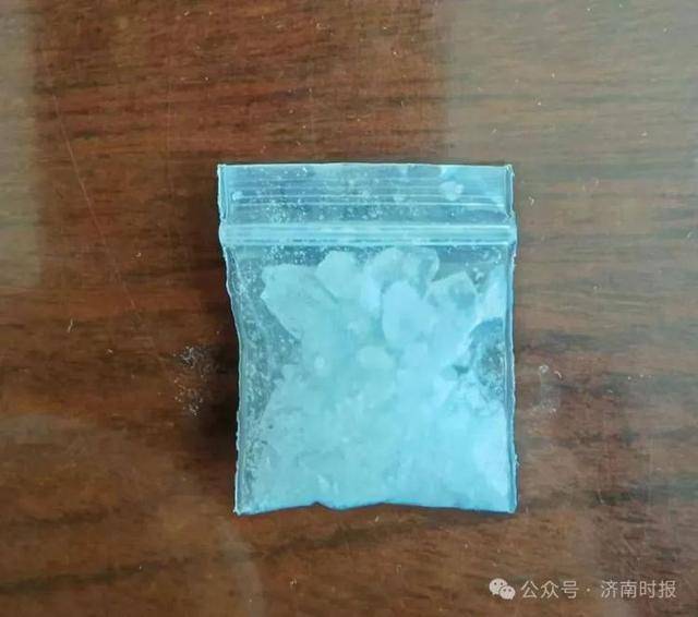 凌晨，王某在济南一洗浴中心门口被抓