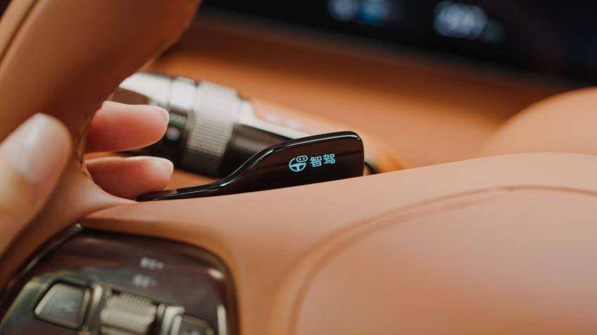 以整车智能赋能高快领航极致体验 仰望U8智驾来袭