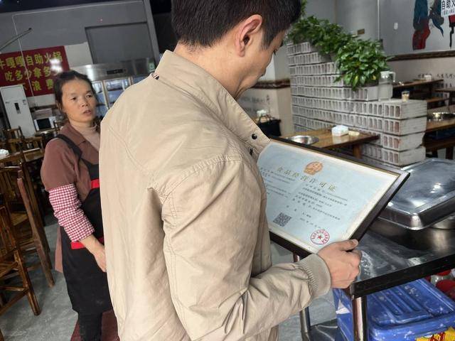 四川乐山一火锅店员工舀潲水油引热议 老板称用来喂鸡 多部门介入调查