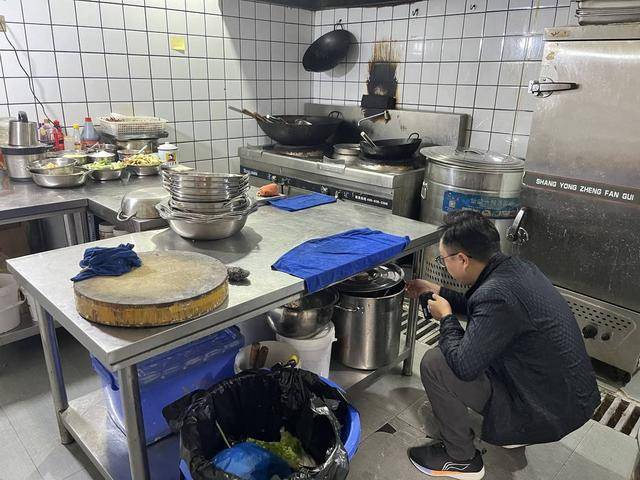 四川乐山一火锅店员工舀潲水油引热议 老板称用来喂鸡 多部门介入调查