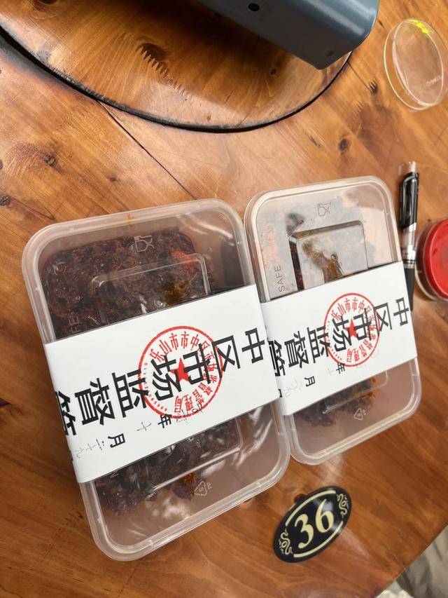 四川乐山一火锅店员工舀潲水油引热议 老板称用来喂鸡 多部门介入调查
