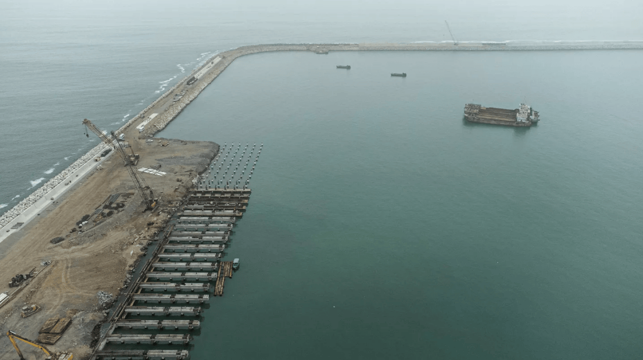 等不及拜登下台，中方专机突然离京，带领400多人，直抵美大后方