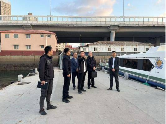 山东海警局考察调研青岛小港湾休闲海钓：助力凯撒海湾产业升级
