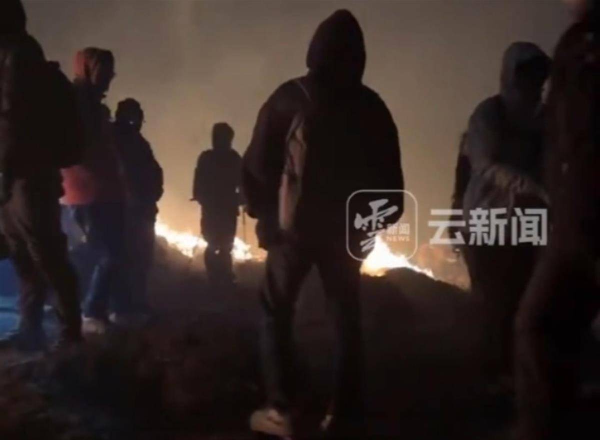 游客夜爬昆明大牯牛山并纵火烧山？官方：正在核实是生火取暖还是纵火