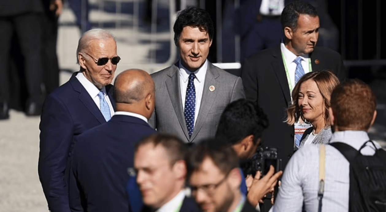 美加意三国领导人缺席G20“全家福”，当时“拜登在一棵树后面”