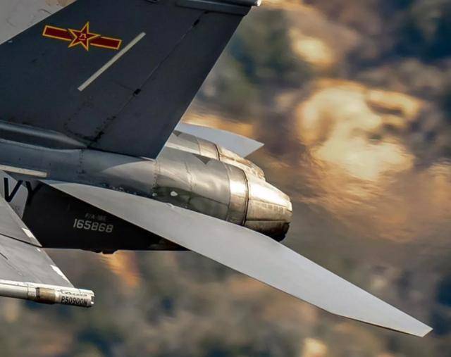 歼35飞了一圈，开始掉漆？表层脱落别害怕，实际暗藏玄机