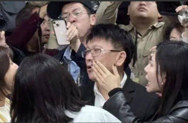 台海巡对大陆拖船进行水炮攻击，朱立伦表态：坚决反对“台独”