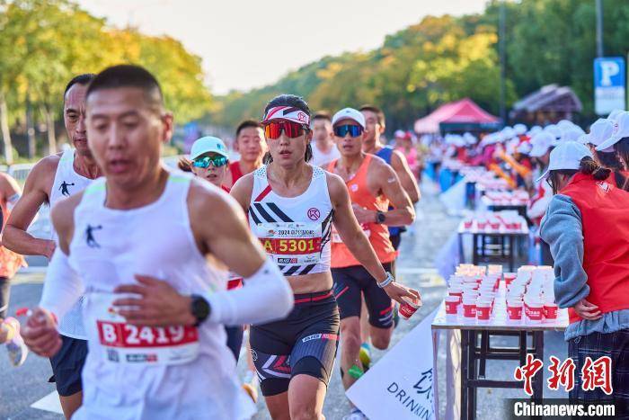 “黑科技”遇上硬实力 浙江嘉兴两万跑者邂逅最美江南