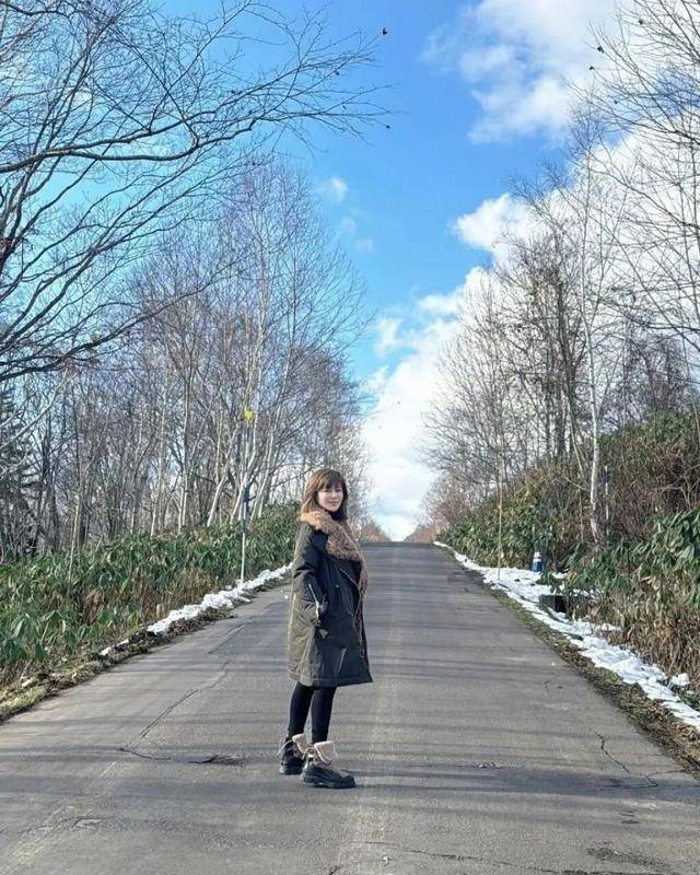 62岁关之琳被拍与年轻男子在日本同游，网友感叹：岁月从不败美人