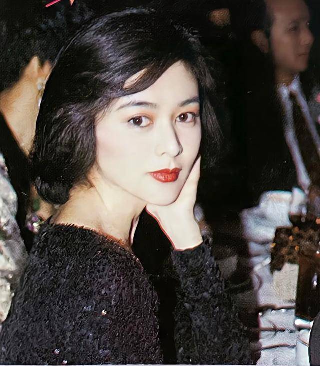 62岁关之琳被拍与年轻男子在日本同游，网友感叹：岁月从不败美人