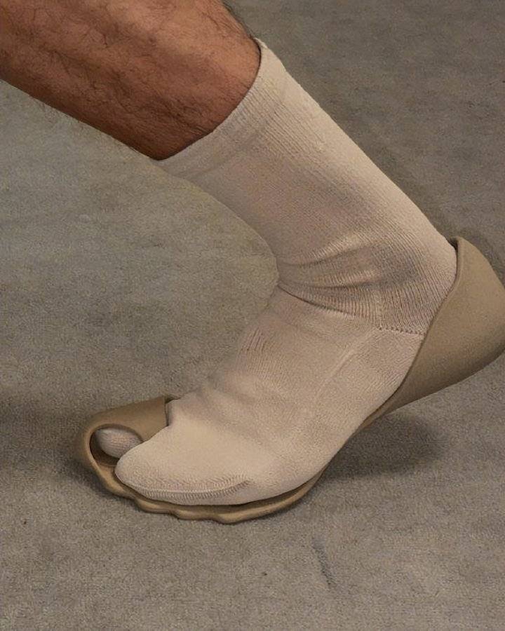 巴黎世家这鞋要卖1万多？网友看傻：确定不是鞋垫？