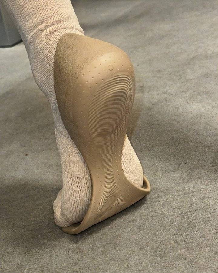 巴黎世家这鞋要卖1万多？网友看傻：确定不是鞋垫？