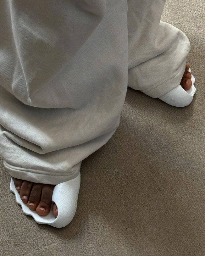 巴黎世家这鞋要卖1万多？网友看傻：确定不是鞋垫？