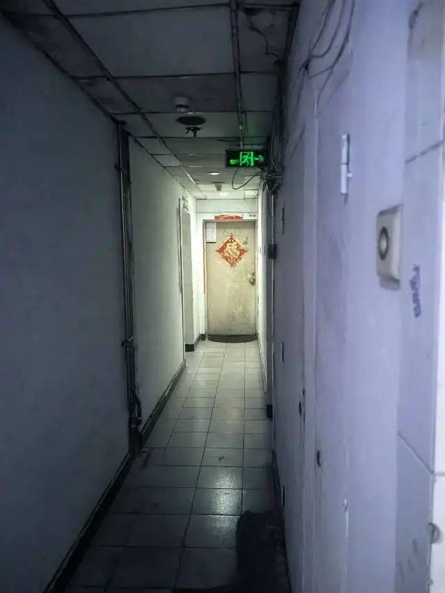 深圳两栋烂尾楼里住了近千人，买房的却不让进？记者实探