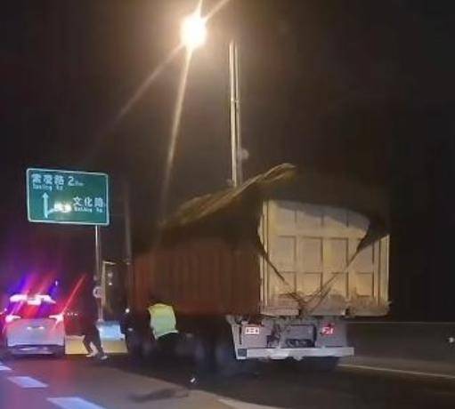 货车司机在郑州一高架桥遇检后跳桥？官方回应：确有此事，已在处理