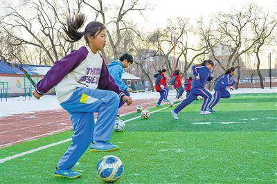 追风女孩儿的足球梦