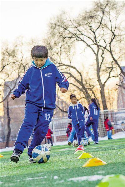 追风女孩儿的足球梦