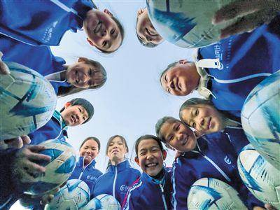 追风女孩儿的足球梦