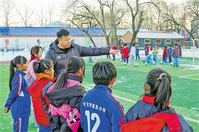 追风女孩儿的足球梦