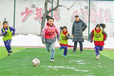 追风女孩儿的足球梦
