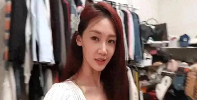 苗苗断舍离5袋衣服，用一整个大房间作衣帽间，好像服装批发市场