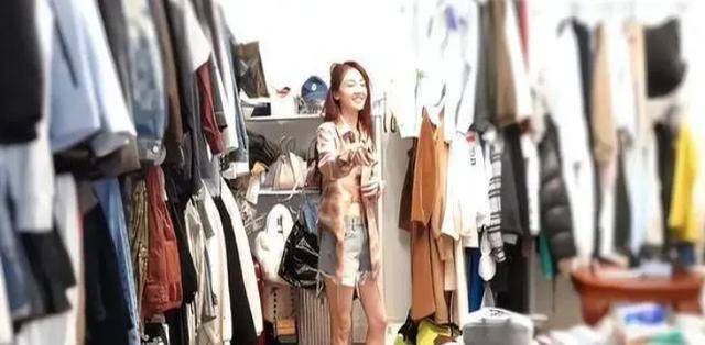 苗苗断舍离5袋衣服，用一整个大房间作衣帽间，好像服装批发市场