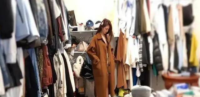 苗苗断舍离5袋衣服，用一整个大房间作衣帽间，好像服装批发市场