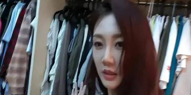 苗苗断舍离5袋衣服，用一整个大房间作衣帽间，好像服装批发市场