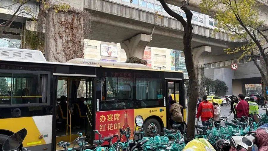 上海公布最新方案：短时间内无法恢复，5条短驳线开出！11号线受损，涉事塔吊已从轨道移除