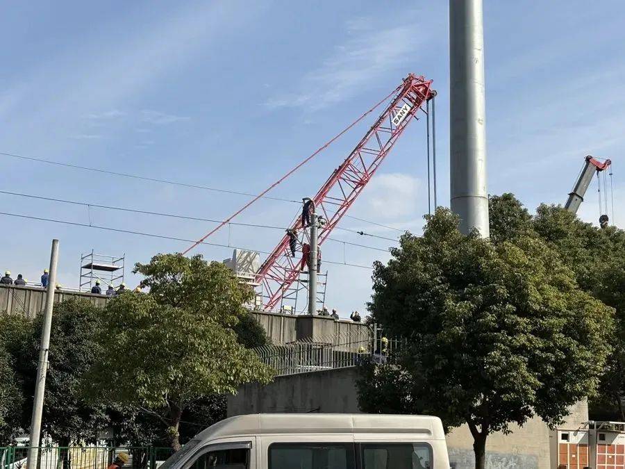 上海公布最新方案：短时间内无法恢复，5条短驳线开出！11号线受损，涉事塔吊已从轨道移除