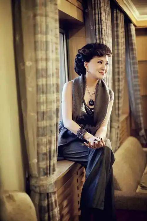 原来早已退出中国籍？被老外“玩腻就丢掉”的郑绪岚，却回国捞金