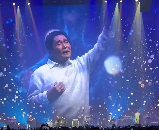 64岁齐秦演唱会反复伸话筒，观众：如果不差钱就好好在家养老吧