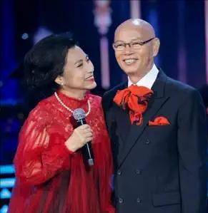 64岁齐秦演唱会反复伸话筒，观众：如果不差钱就好好在家养老吧