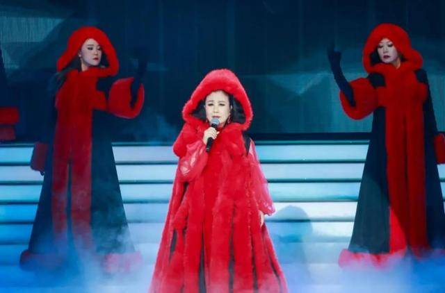 64岁齐秦演唱会反复伸话筒，观众：如果不差钱就好好在家养老吧