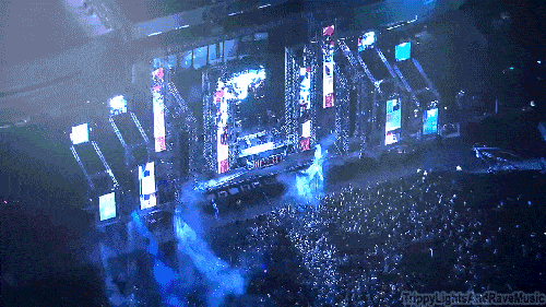 64岁齐秦演唱会反复伸话筒，观众：如果不差钱就好好在家养老吧