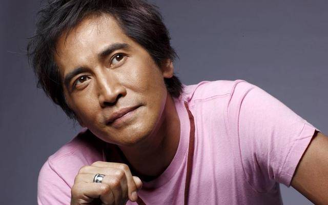 64岁齐秦演唱会反复伸话筒，观众：如果不差钱就好好在家养老吧