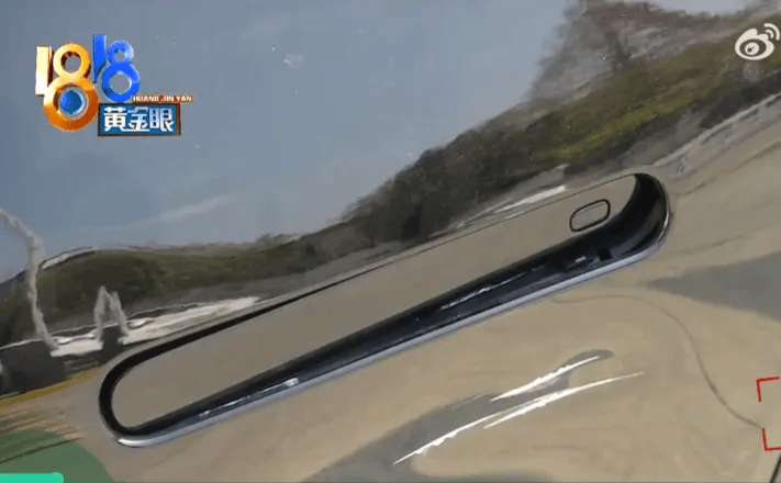 新车被无人快递车撞了个大坑，到底是谁的责任？网友吵翻了……