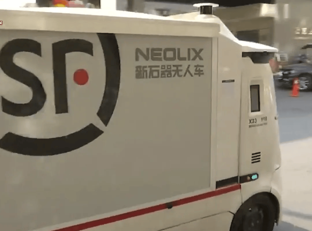 新车被无人快递车撞了个大坑，到底是谁的责任？网友吵翻了……