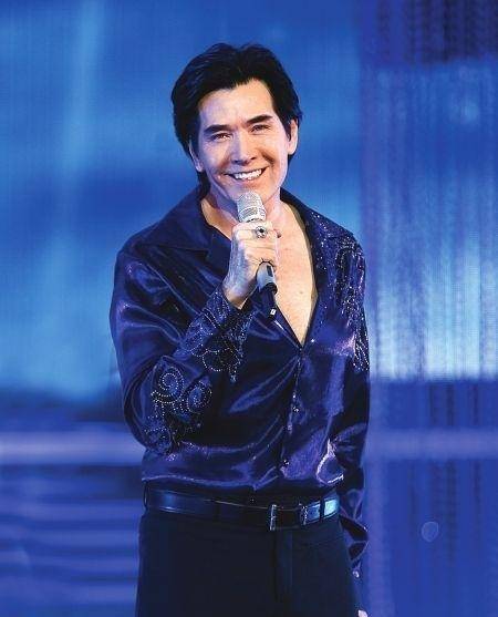 64岁的费翔，单身一辈子无儿无女，坦言此生无憾，但是羡慕别人！