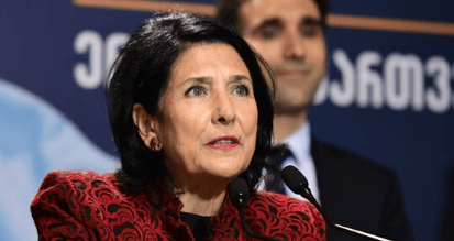 “第二个乌克兰”现身！总统拒不放权，抗议口号高响，释放信号强烈