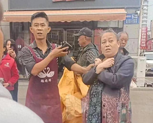 陌生女子当街偷娃，被孩子父亲抓到后不以为然，称“孩子是我的”