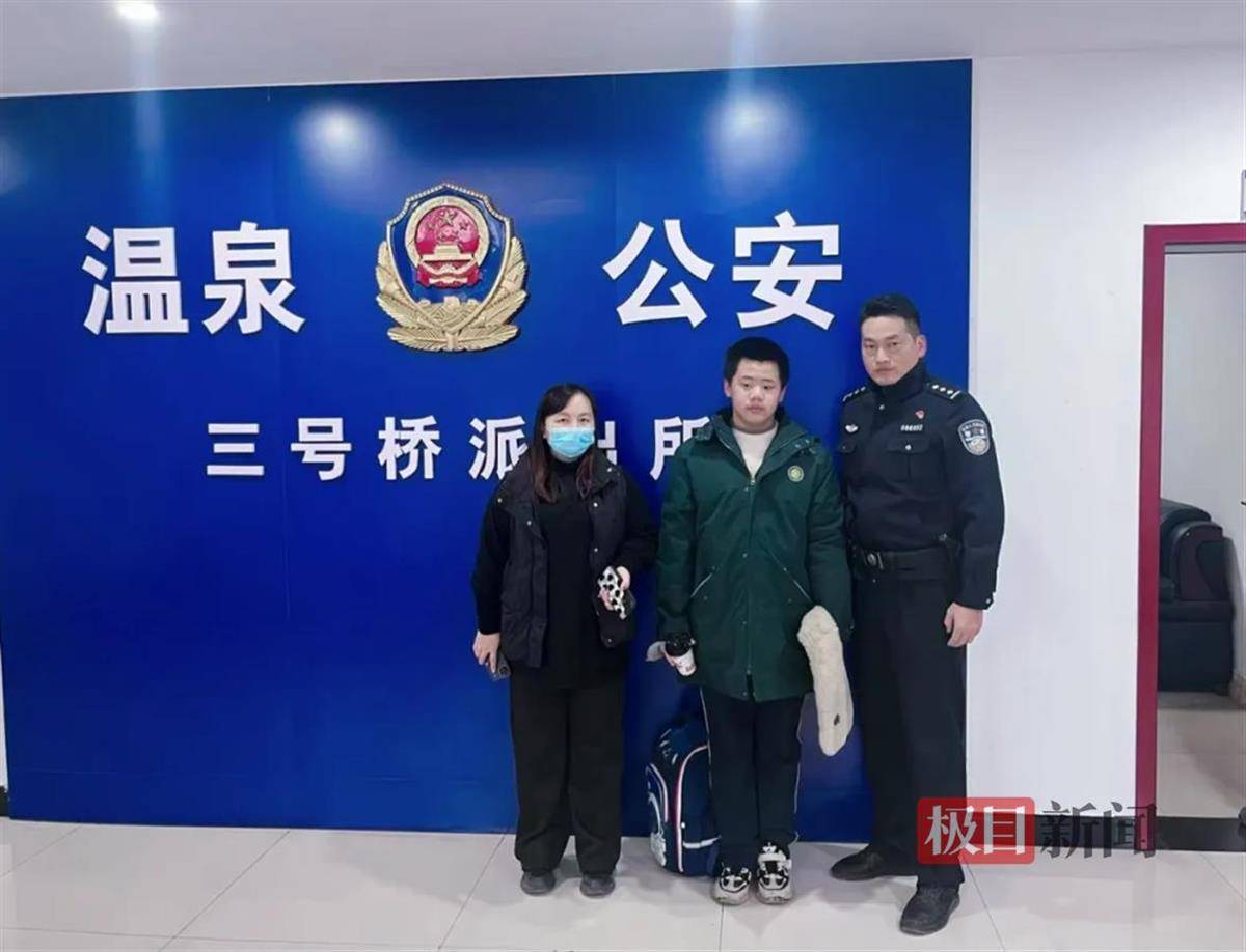 湖北咸宁一学生放学路上捡到手机交给警方，民警和失主进校给他送“大礼包”