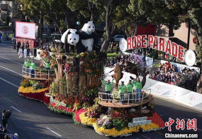 “大熊猫”亮相第136届玫瑰花车游行