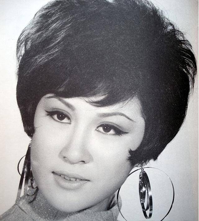 父亲是向华强，母亲是丁佩，她低调的似隐形人，现46岁依然未婚